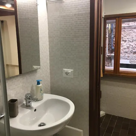 Mezzanino On Canal Apartment Venice