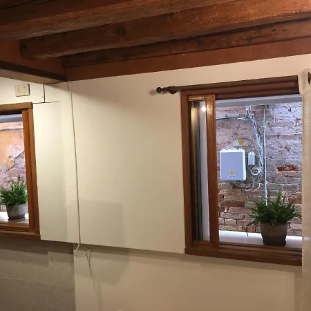 Mezzanino On Canal Apartment Venice